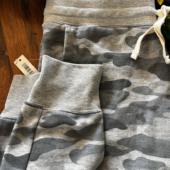 NWT Women's Gray Camoflauge Amazon Essentials Sweatpants Sz XS - Picture 2 of 4